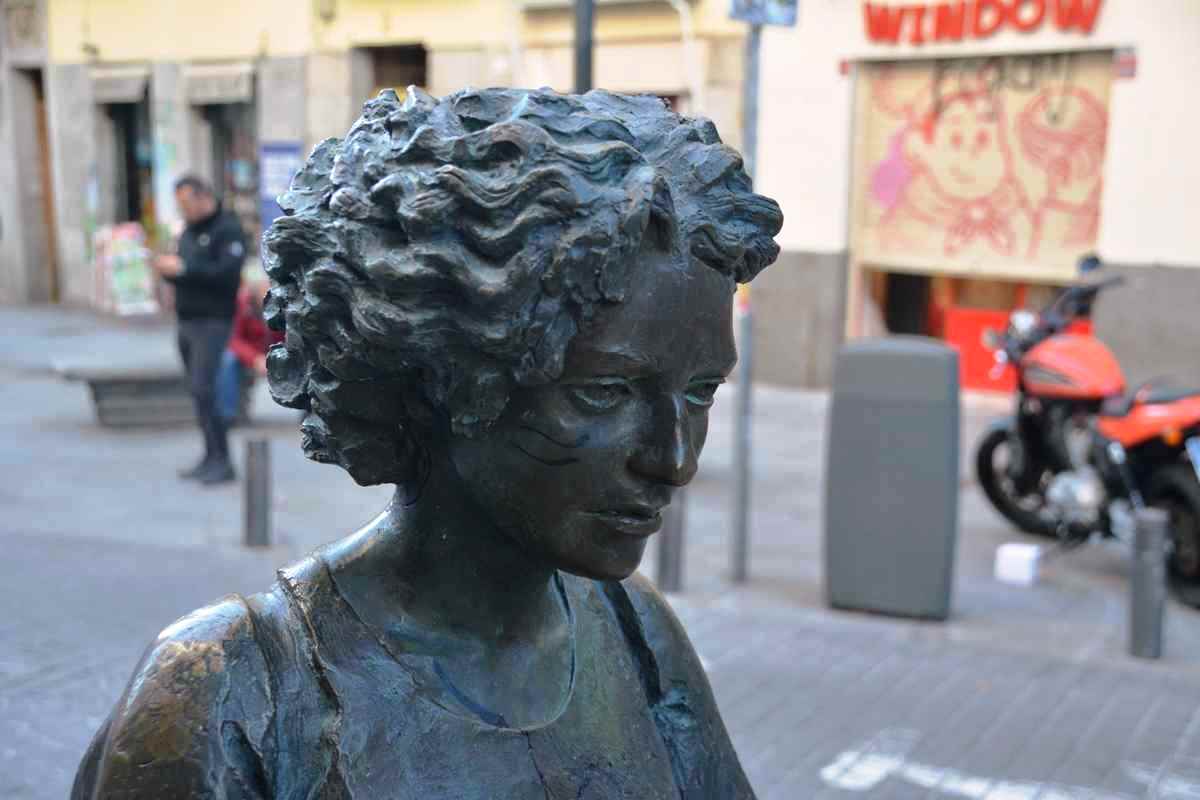 En la plaza de San Ildefonso nos encontramos esta Joven Caminando de bronce, que parece llevar sus dibujos a la Escuela de Arte.
miradormadrid.com/estatua-la-jov…
También de bronce, en el mismo barrio de Malasaña están la Paseante, junto a la misma Escuela, y Julia, en la calle del Pez.