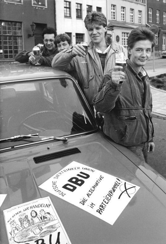 Korrelation ist zwar keine Kausalität – aber seit der letztmaligen Kandidatur der Deutschen Biertrinker-Union bei der sächsischen Landtagswahl 1990 ist die Wahlbeteiligung bundesweit gesunken 
de.wikipedia.org/wiki/Deutsche_…