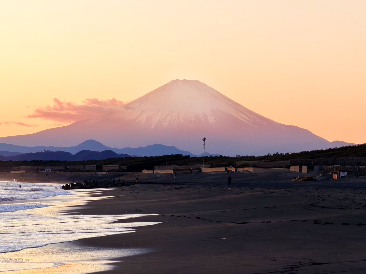 прекрасно понимаю художников, которые рисовали гору Фудзи в розово-голубых тонах, — сначала не очень ясно, откуда эти цвета, но потом видишь её на закате, словно призрака над морем, и вопросов не остаётся.