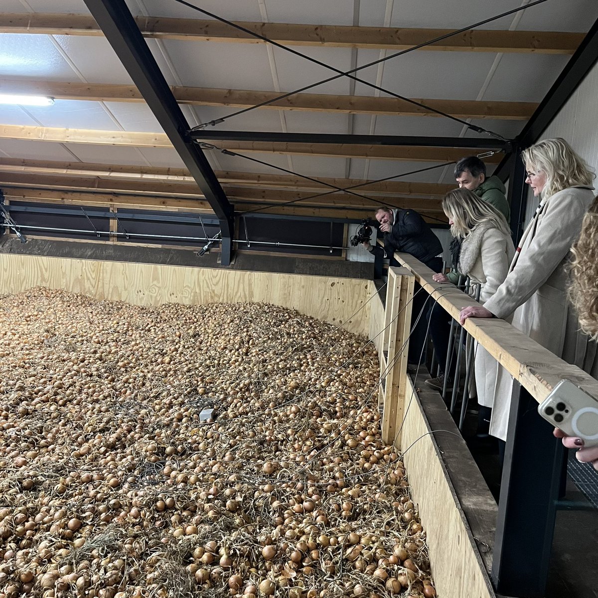 Op het erf bij akkerbouwer Jaap van Wenum, tevens voorzitter van BO Akkerbouw. Mooie gelegenheid om te zien hoe bodemmonsters helpen om doelsturing toe te passen op grondwaterkwaliteit én bij het verbeteren van teeltplannen. 1/4