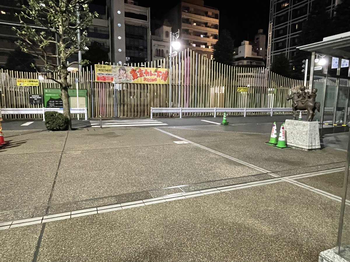 風が吹いてるので、9時過ぎても大久保病院前のバリケードは張ってないですね😅