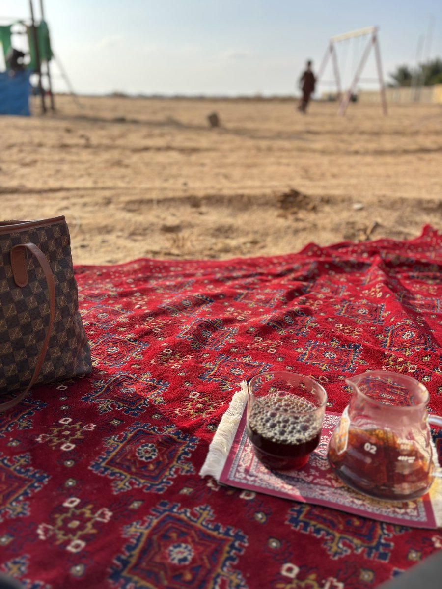 #مساء_الاجواء_الحلوه -لا تتحدى شخص متصالح مع وحدته،يجد السعادة 
في كوب قهوة .