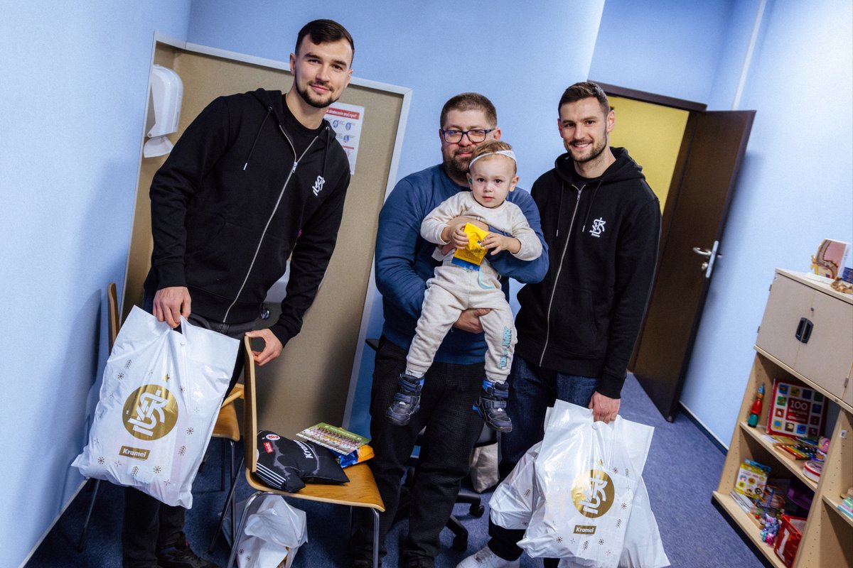 LKS_Lodz's tweet image. ⚪♥️⚪ Dziś z wizytą świąteczną w Instytucie Centrum Zdrowia Matki Polki w Łodzi, gdzie Elżbieta i Dariusz Melonowie przekazali specjalistyczny sprzęt medyczny o wartości 500 000 zł, a nasi piłkarze wręczyli małym pacjentom upominki. 🎁