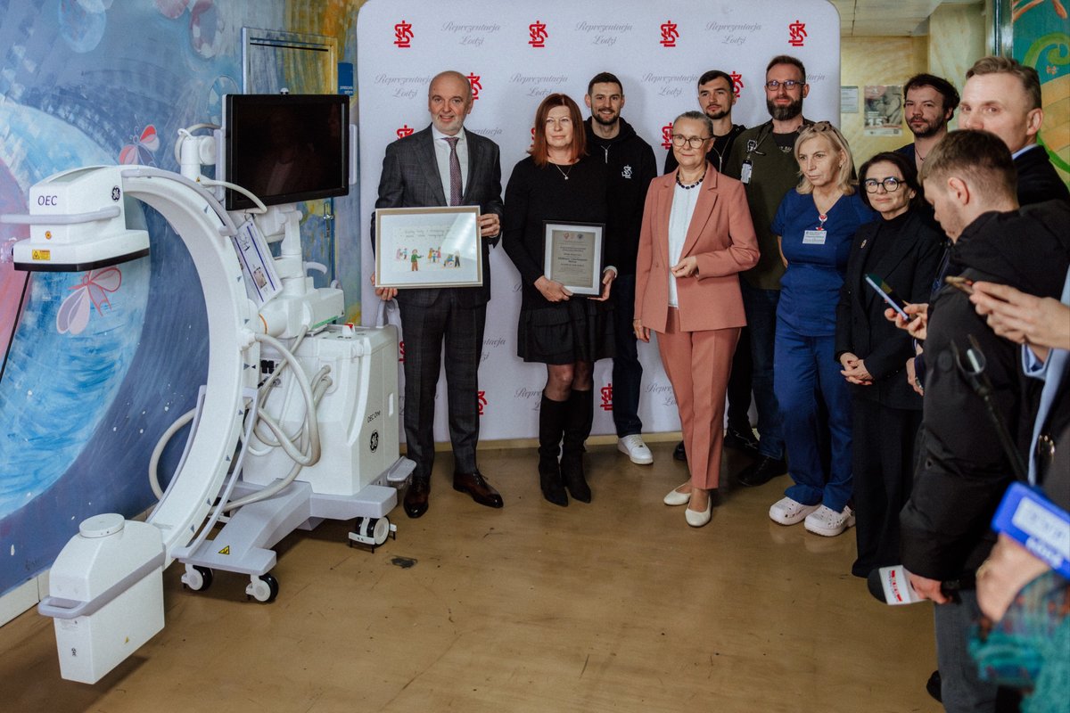 LKS_Lodz's tweet image. ⚪♥️⚪ Dziś z wizytą świąteczną w Instytucie Centrum Zdrowia Matki Polki w Łodzi, gdzie Elżbieta i Dariusz Melonowie przekazali specjalistyczny sprzęt medyczny o wartości 500 000 zł, a nasi piłkarze wręczyli małym pacjentom upominki. 🎁