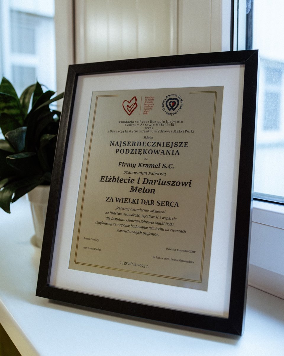 LKS_Lodz's tweet image. ⚪♥️⚪ Dziś z wizytą świąteczną w Instytucie Centrum Zdrowia Matki Polki w Łodzi, gdzie Elżbieta i Dariusz Melonowie przekazali specjalistyczny sprzęt medyczny o wartości 500 000 zł, a nasi piłkarze wręczyli małym pacjentom upominki. 🎁