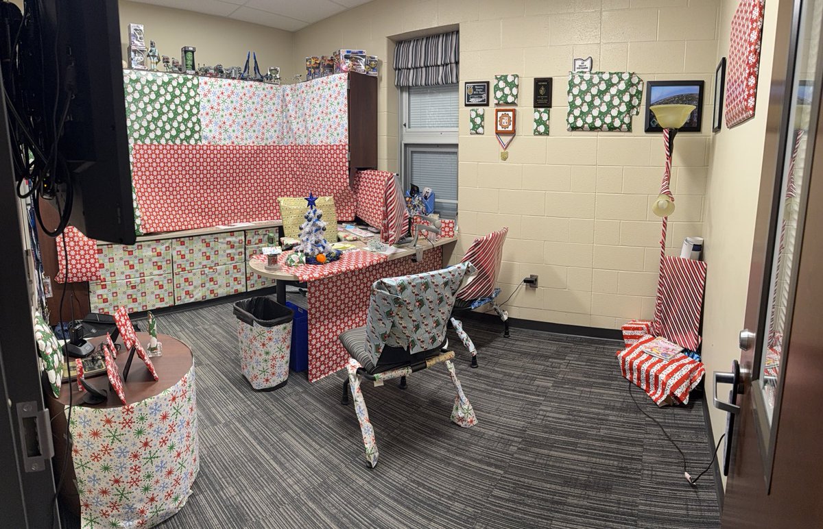 This is what happens when your office door isn’t locked!  🎄🎅🎄🎅