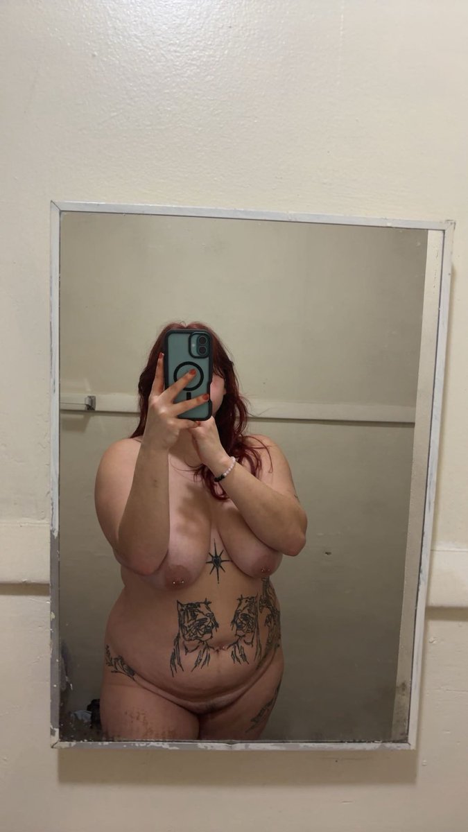 divine__feline's tweet photo. happy monday 🥰 https://t.co/eyUl7dJsUF