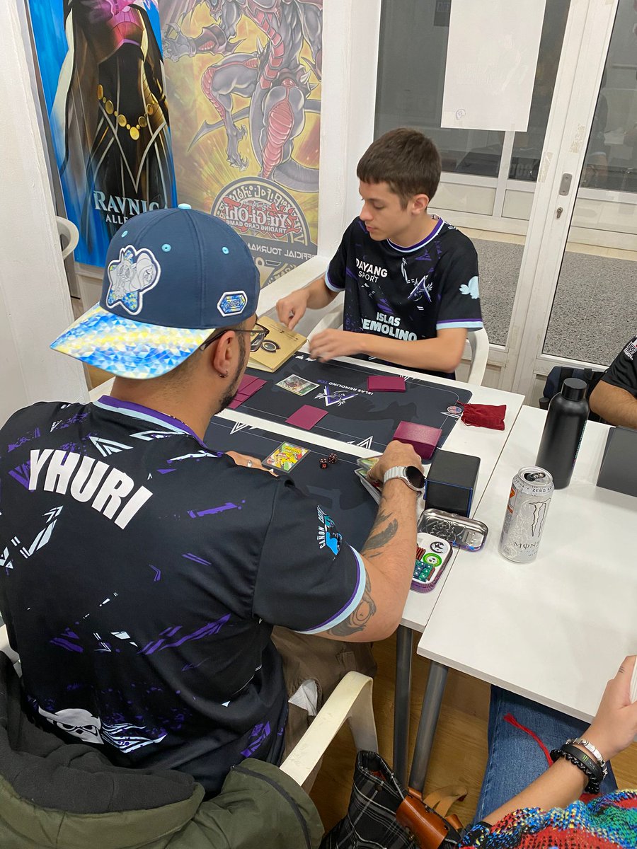 Cerramos el finde con otra gran actuación de nuestros remolinos en el último cup del año, donde <a href="/betancort_tcg/">Manuel Betancort 🔜 EUIC 🇬🇧</a> se quedó a nada de la victoria con un 2° puesto.

Felicitar por el enorme trabajo a <a href="/Ivancdt7/">🎄🐰DZP Shyvan🐰🎄</a> por su top4, en el que hubo fuego amigo, y a <a href="/_Yhuri91/">Jorge Alvarez Cano</a> por su top8.