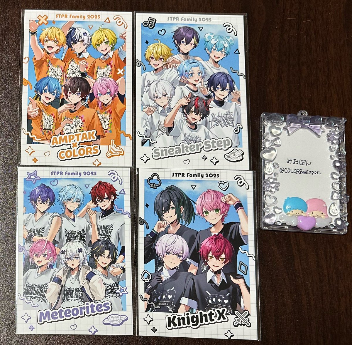 COLORSmiopon's tweet photo. 【交換】STPR Family  すとぷり  ランダムスクエア缶バッジ  ランダムフォトカード  特典  ポストカード

譲：画像のもの

求：缶バ→🩷、🧡(レア)
       フォト→❤️、💜
       特典→🍓

※初回の方ツイフィ必読でお願い致します。
※友人代理となりますが最後まで責任を持ち対応させていただき→ https://t.co/CalW1Xf741