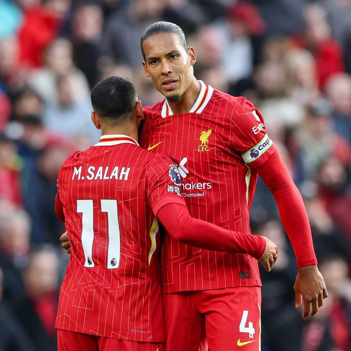 أبلغ فيرجيل فان دايك زميله محمد صلاح برغبته في استمراره مع ليفربول، في ظل التكهنات حول إمكانية رحيله عن النادي خلال شهر يناير.. فان دايك: "بالطبع أتحدث معه، نتحدث عن كل شيء. وبالتأكيد أخبرته أنني أريده أن يبقى. أما الباقي فلن أخبركم به. يسعدني جدًا وجوده معنا لأنه أحد القادة. لكن من الواضح أنه سيتجه للمشاركة في كأس أمم أفريقيا. أتمنى له كل التوفيق، وسنبقى على تواصل خلال الأيام والأسابيع المقبلة.". ESPNFC 