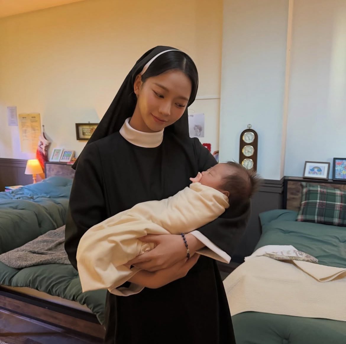 karinaspics's tweet image. sister raphaela with baby vincentio ♡