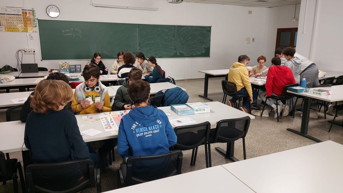 🚨Qui ha dit que la Química és avorrida? Dissabte passat els #Estalquimers varen gaudir del Taller 3⃣ (A jugar! Periodic, Subatomic, Ion i Covalence). Un taller on varen posar en conjunció la Química i els jocs de taula🎲. Un dia més aprenent de manera diferent‼️