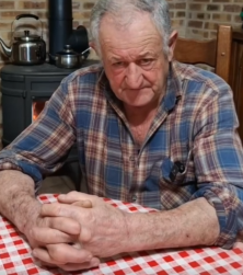 Jusqu'ici quand les CRS fonçaient contre les jeunes en baskets on se disait c'est dans l'ordre mais là la France entière comprend que le système hait chacun de nous