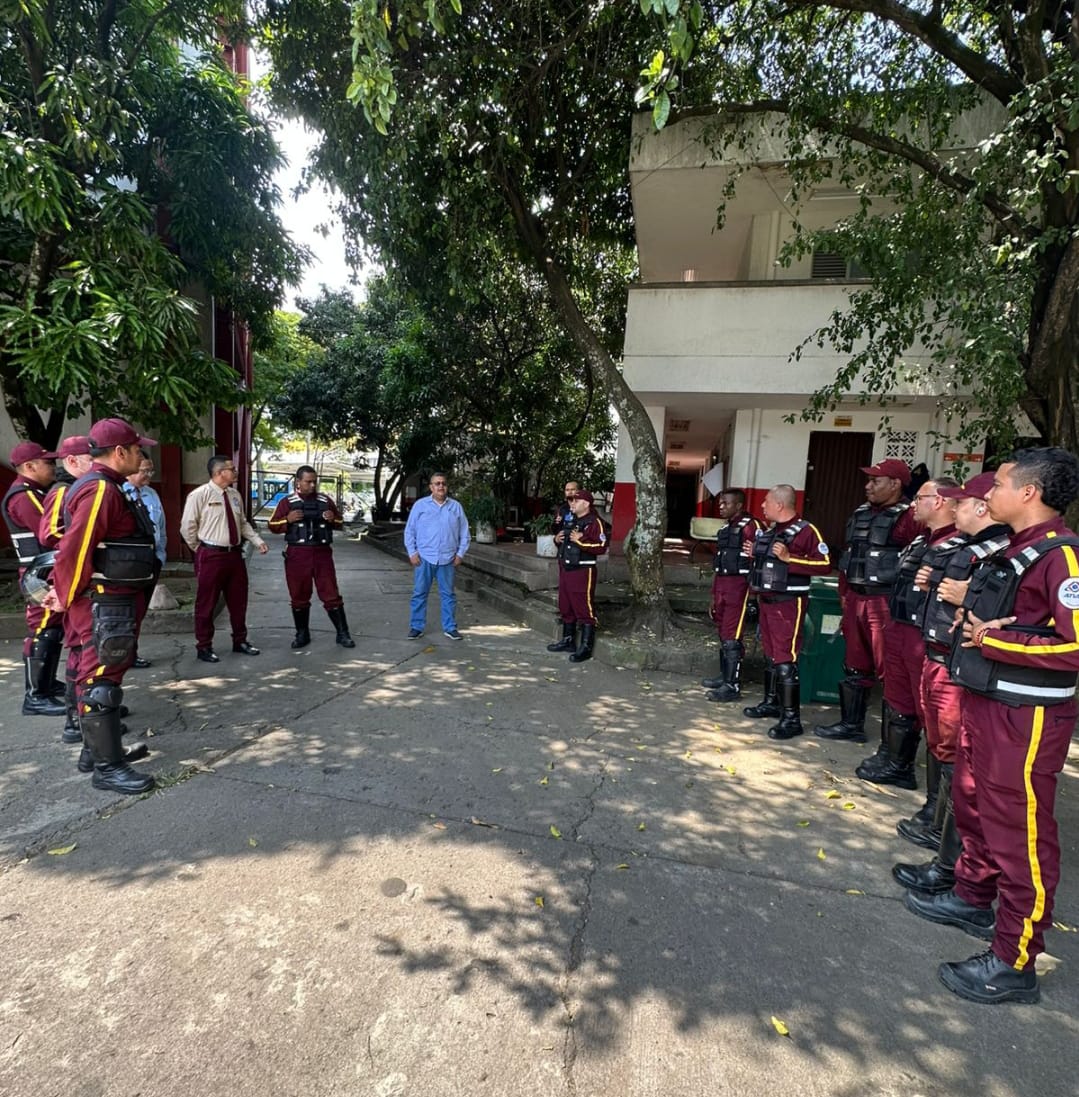 comgeser's tweet image. Desde la Unidad de Seguridad de @EMCALIoficial se continúa coordinando estrategias preventivas de seguridad de infraestructura y de instalaciones . @SeguridadCali @PoliciaCali @JGarciaG1  @ccsprivada @Seguridad_Atlas