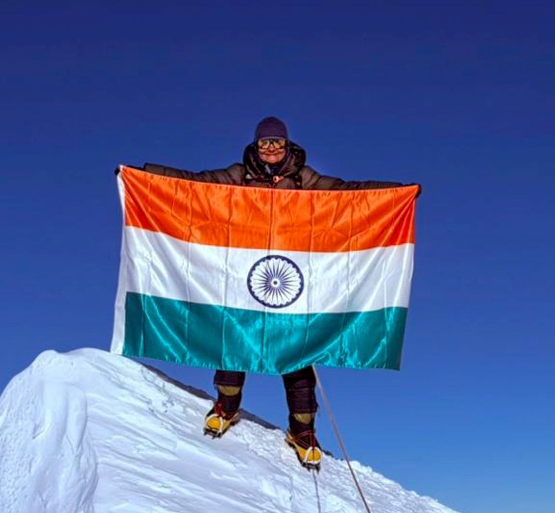 अंटार्कटिका की सबसे ऊंची चोटी माउंट विंसन पर सफलतापूर्वक चढ़ाई पूरी करने पर उत्तराखंड की बेटी कविता चंद जी को हार्दिक बधाई। आपकी इस उपलब्धि ने उत्तराखण्ड सहित समस्त देशवासियों को गौरवान्वित किया है। 

उज्ज्वल भविष्य के लिए अनंत शुभकामनाएं !