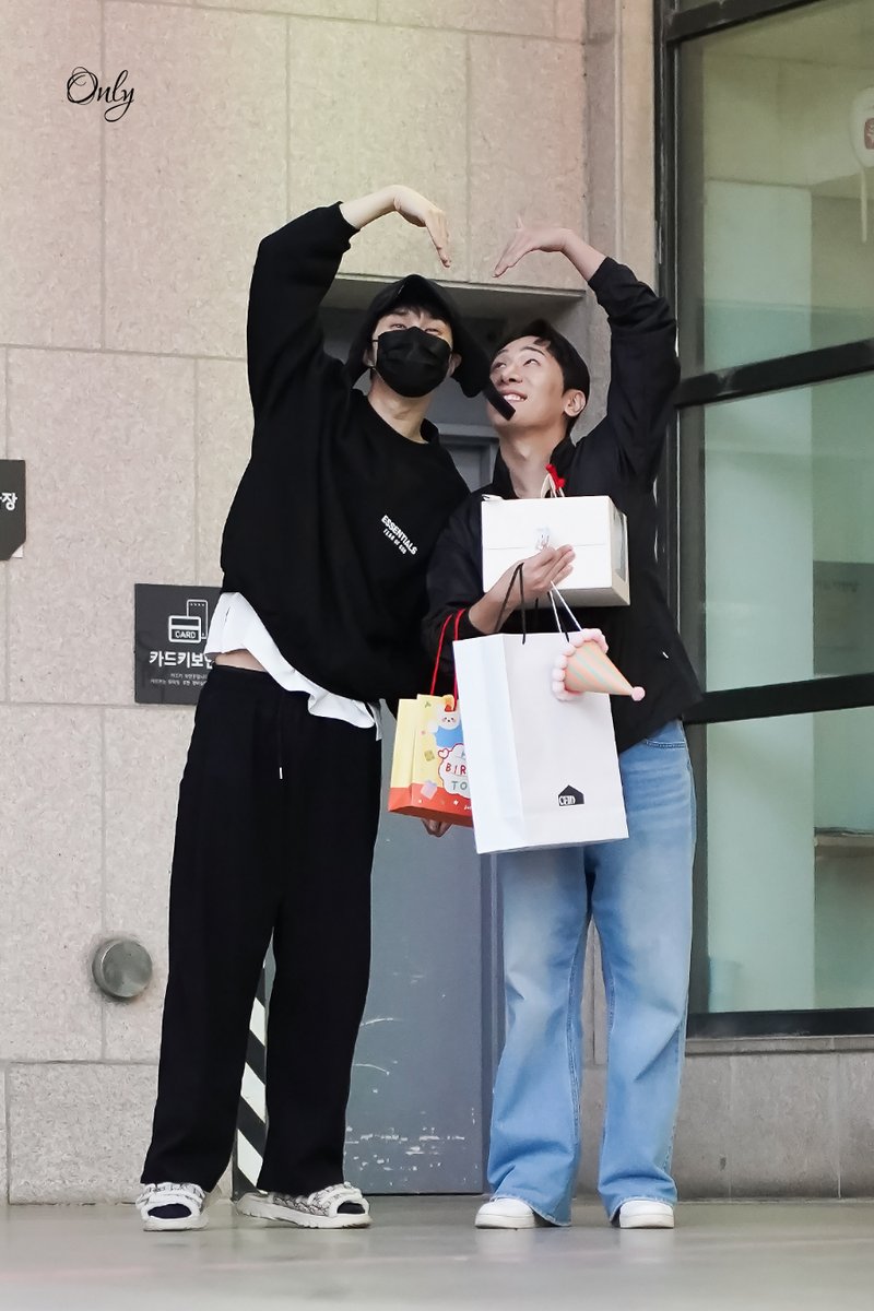 OnlyJaehwany's tweet image. 251130 킹키부츠 전주 출근 #VIXX #KEN #켄 #이재환 @jaehwany0406

생일이던 석수해리와 하트도 ㅋㅋㅋ 💛