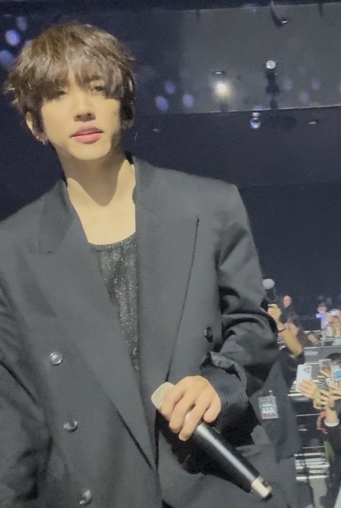 기억한다는 것은 결국 추상화 되는 것 같다
선명했던 것들이 뭉개지고 합쳐지고 경계가 허물어지고  흐릿해지며 겨우 한 점으로 남아버리는 것처럼

그래서 막콘은 그 마음에 압도되어 늘 무거운 마음으로 보게 된다 다음이 없이 기억으로만 남게 될 순간순간이 즉각 그리움의 대상이 되버리는 초조함