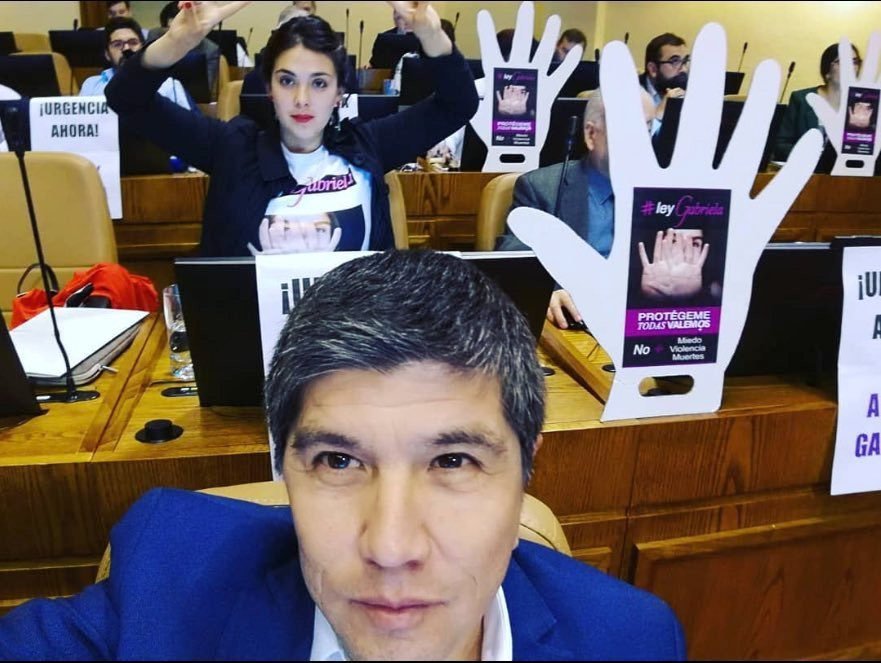 fetodepiercing's tweet photo. @victorjarap @vivi_sg El caso Monsalve, caso computadores, el gásfiter que murió en la moneda, el suicidio de funcionaria de Hacienda, la fallida compra de la casa de Allende. Todo eso daba para protestas, pero les dió ansiedad decir algo, hasta con el nefasto de Florcita Motuda se escondieron jsjaja https://t.co/aZVQ5TRS0g