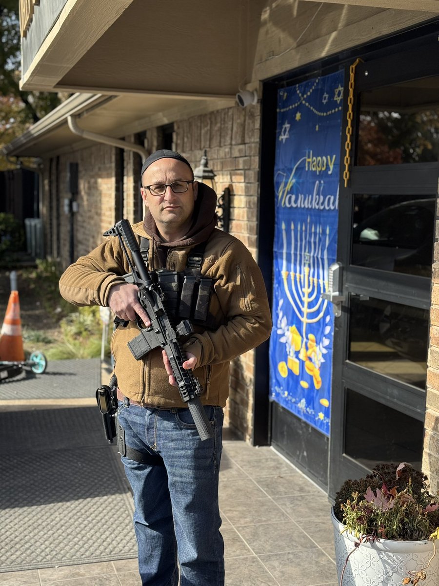 Así se ve una celebración de Hanukkah en estos momentos en Nueva York.

Un voluntario armado se queda en la puerta de custodia.

Triste pero necesario.