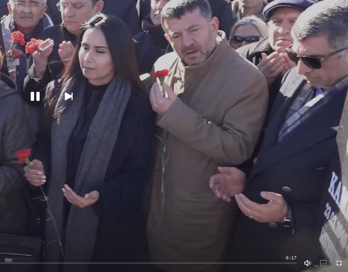 haktan_62's tweet photo. @tolqahanerdoqan Utanmaz arlanmaz AKP trolleri yapay zekayla insanların ellerindeki gülü rakıya çevirmiş https://t.co/n2j8qoyt2Y