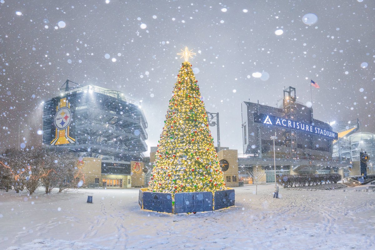 In honor of the Steelers game tonight here's a view of Acrisure Stadium during Saturday's snowfall in #Pittsburgh. This is actually a panorama to capture the Christmas tree out front along with the stadium sign and banner on the rotunda.