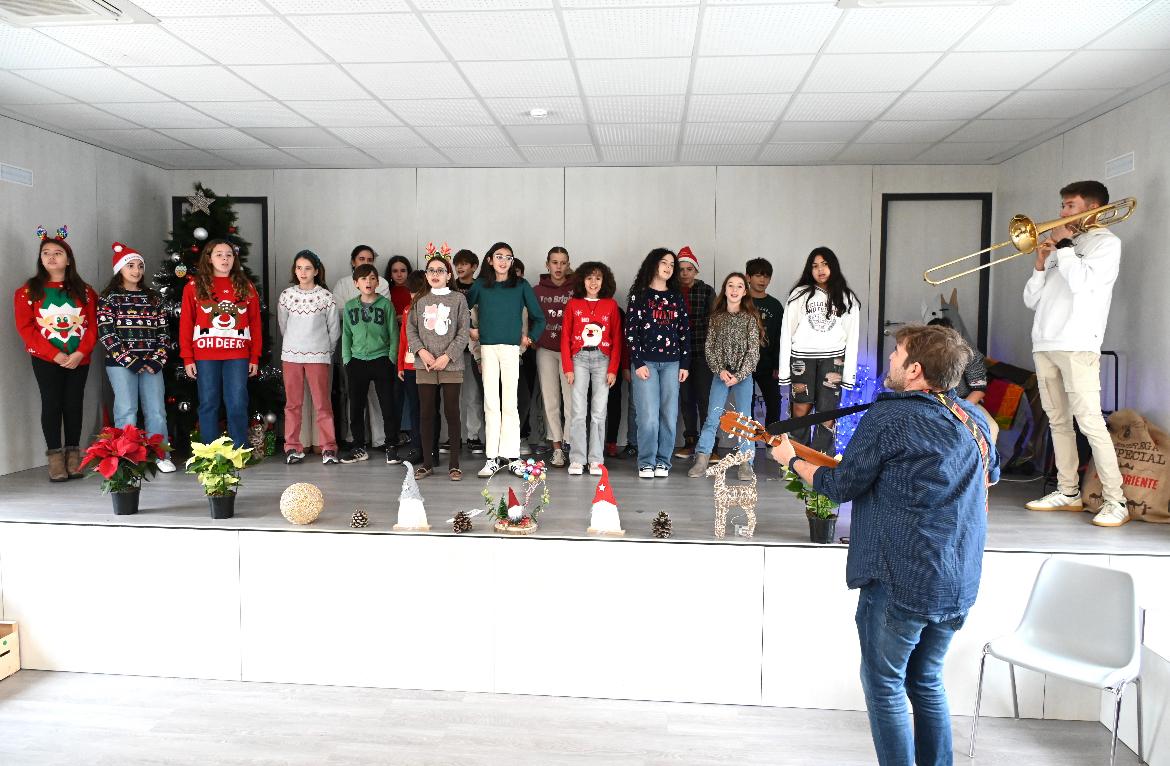 🎄 El Coro Platerito, del CEIP Juan Ramón Jiménez, ganador del I Concurso de Villancicos Navideños de Tomares. 

👏 Enhorabuena a los ganadores y a los otros centros participantes:

🎶 Colegio Al Andalus 2000  
🎶 CEPR Infanta Leonor  
🎶 CEIP Tomás de Ybarra