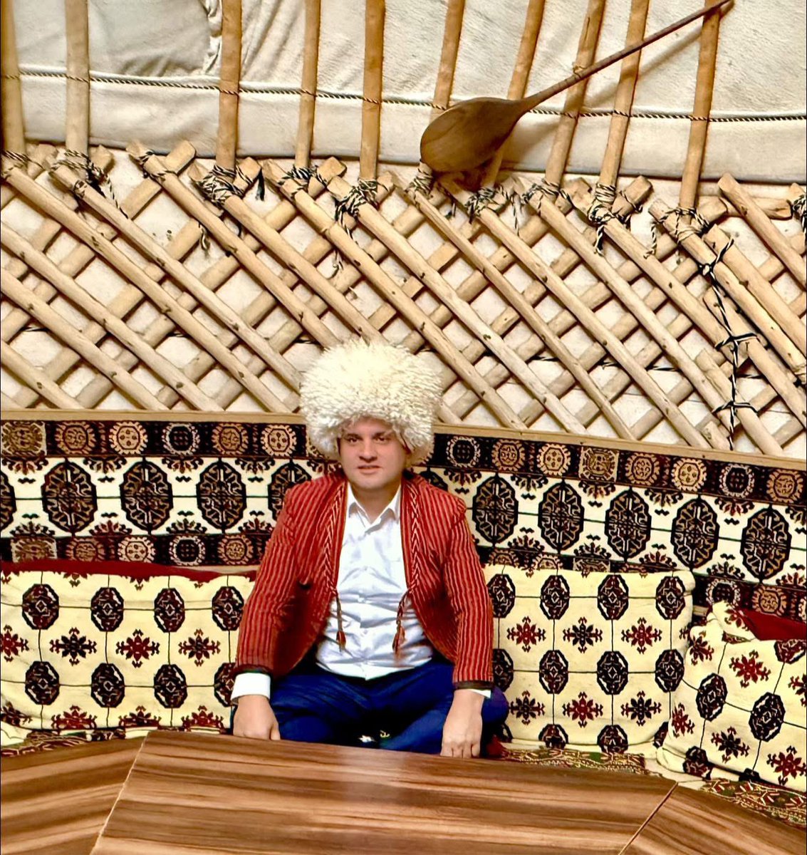 15 Aralık Dünya Türk Dili Ailesi Günü kutlu olsun. 

Maziden âtiye ortak hafıza. 
Farklı coğrafyalara uzanan, aynı kökten beslenen Türk dili, asırlardır gönülleri birbirine bağlayan; ortak tarihimiz  ve kültürümüzdür
Aynı dili konuşan tüm kardeş halklarını muhabbetle selamlıyorum