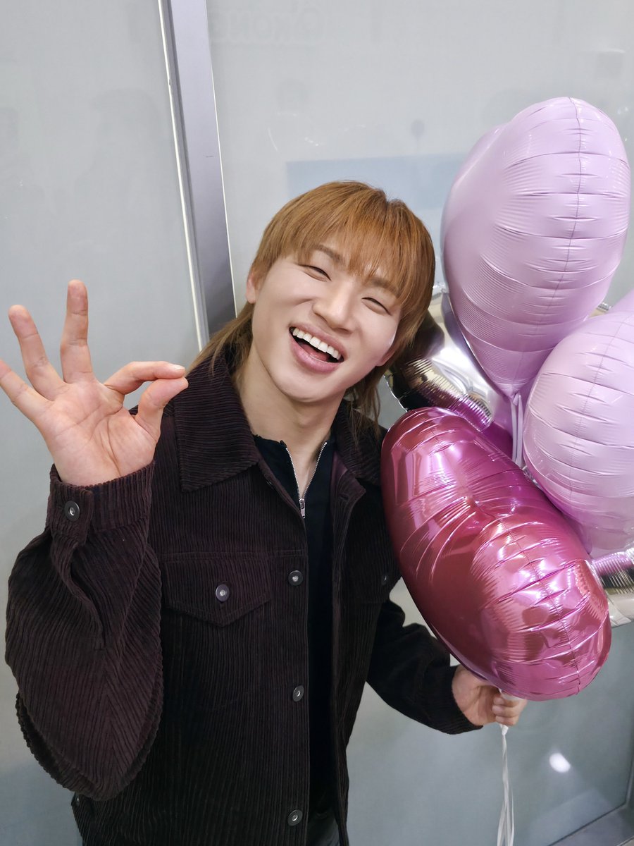 d_lable's tweet image. [#대성 📸] 251215

'6시 내고향'부터 '볼륨을 높여요'까지!
오늘도 대성의 열정은 한도초과야~🔥

#대성 #DAESUNG #DLITE