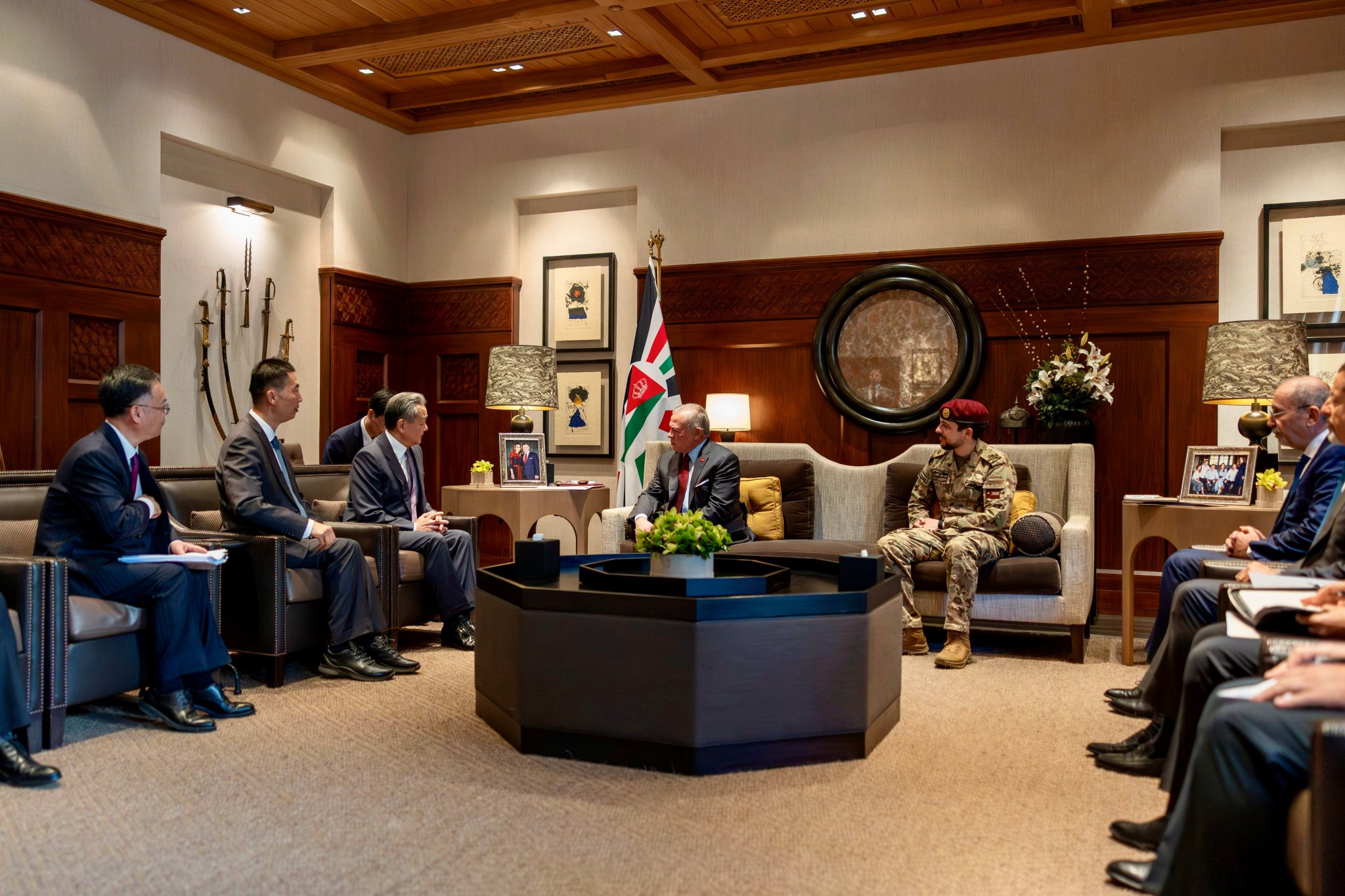 الملك يلتقي وزير الخارجية الصيني ويبحث توطيد الشراكة الاستراتيجية وتعزيز التعاون بين البلدين.. يدعو لإدامة التعاون بين لإيصال المساعدات إلى #غزة 