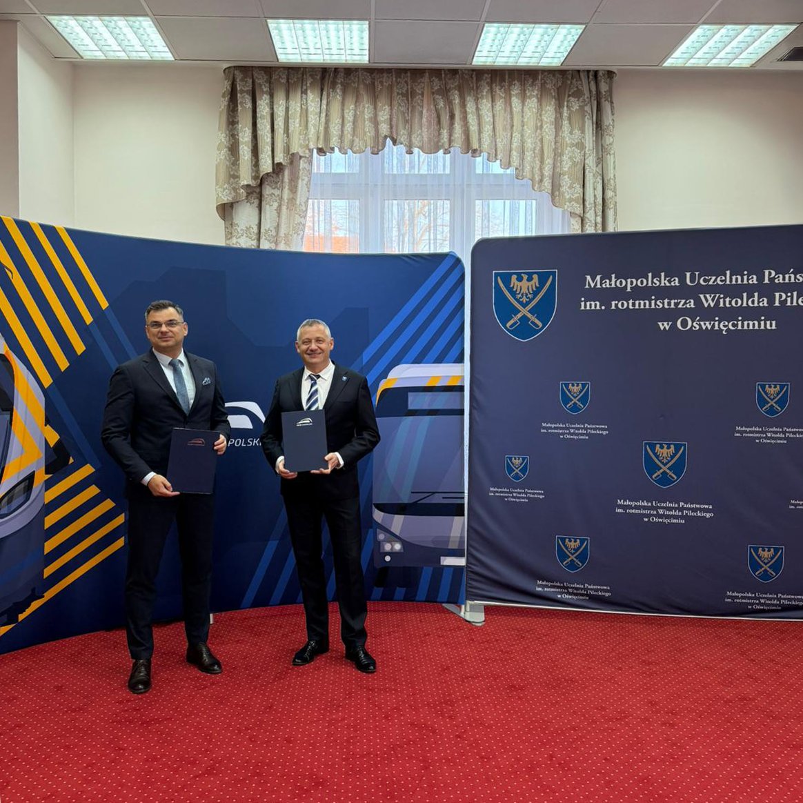 Nowy etap współpracy na rzecz edukacji i transportu regionalnego 🚆🎓
Podpisaliśmy umowę ramową z Małopolską Uczelnią Państwową im. rtm. W. Pileckiego w Oświęcimiu.
 🔗 Więcej informacji w linku poniżej.
kolejemalopolskie.com.pl/pl/aktualnosci…