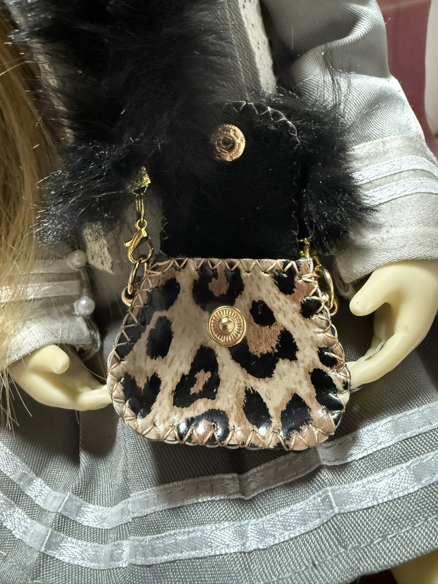 ギャルっぽくもあり大阪のおばちゃんぽくもある…不思議な鞄です（笑