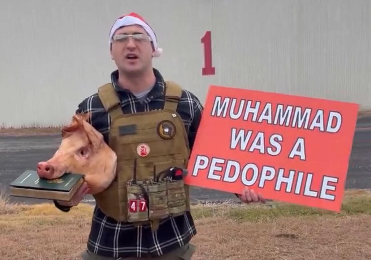 सिडनी आंतकवादी हमले के बाद...
अमेरिका की सड़कों पर सूअर लेकर इस्लाम के विरोध में लोग सड़क पर उतरे लोगों का कहना है कि अमेरिका में जीतने मुस्लिम हे उनको बाहर निकालो यह देश के लिए खतरा है 

शायद यह मोदी ओर RSS की चाल हे🧐