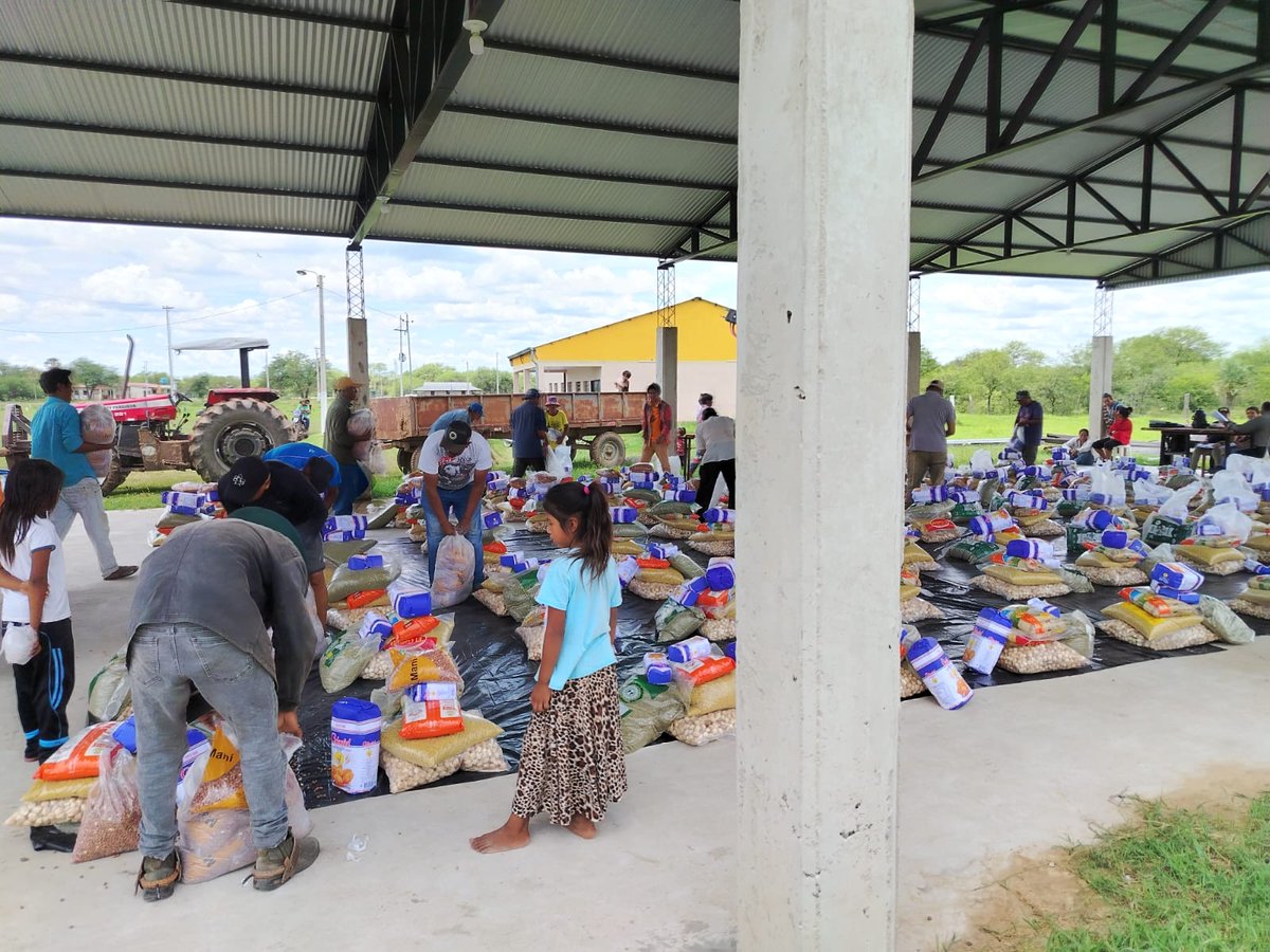 ViceParaguay's tweet photo. Más de 900 familias beneficiadas con asistencia humanitaria en Diciembre.

En la primera quincena de diciembre de 2025, el Gobierno del Paraguay, a través de la Secretaría de Emergencia Nacional (SEN) y coordinaciones interinstitucionales, desplegó un operativo masivo para brindar asistencia a miles de familias en el territorio nacional.

Respuesta a Emergencias Climáticas: Entrega de kits de alimentos, chapas, carpas y frazadas a las comunidades afectadas por fenómenos climáticos puntuales (granizadas, inundaciones)

Fortalecimiento Comunitario: Distribución de apoyo a poblaciones vulnerables, como comunidades indígenas y barrios periféricos, asegurando la provisión de agua potable, insumos básicos y medicamentos esenciales
#GobiernoDelParaguay🇵🇾