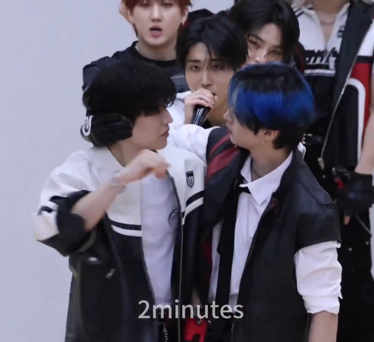 그래 너네 둘 세상이고 나를 쏴라 쏴