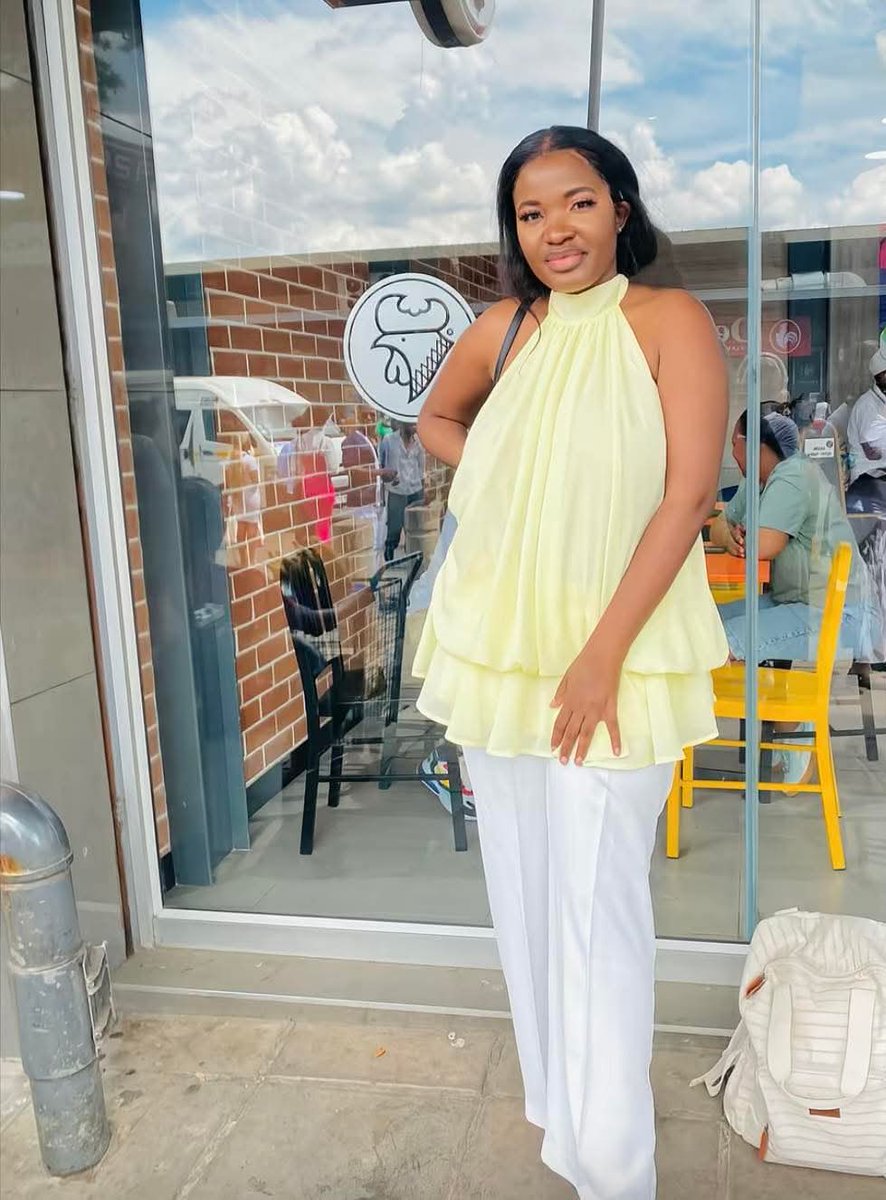 ChrisExcel102's tweet image. Brother 

Frame 1 is the one you take home to meet your parents

Frame 2 is for late night snacking and entertainment 

Know the difference!!😭