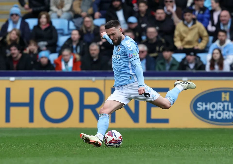 secondtierpod's tweet photo. Who's been the best centre mid this season? 🤔 https://t.co/N90ZfnLZ3i