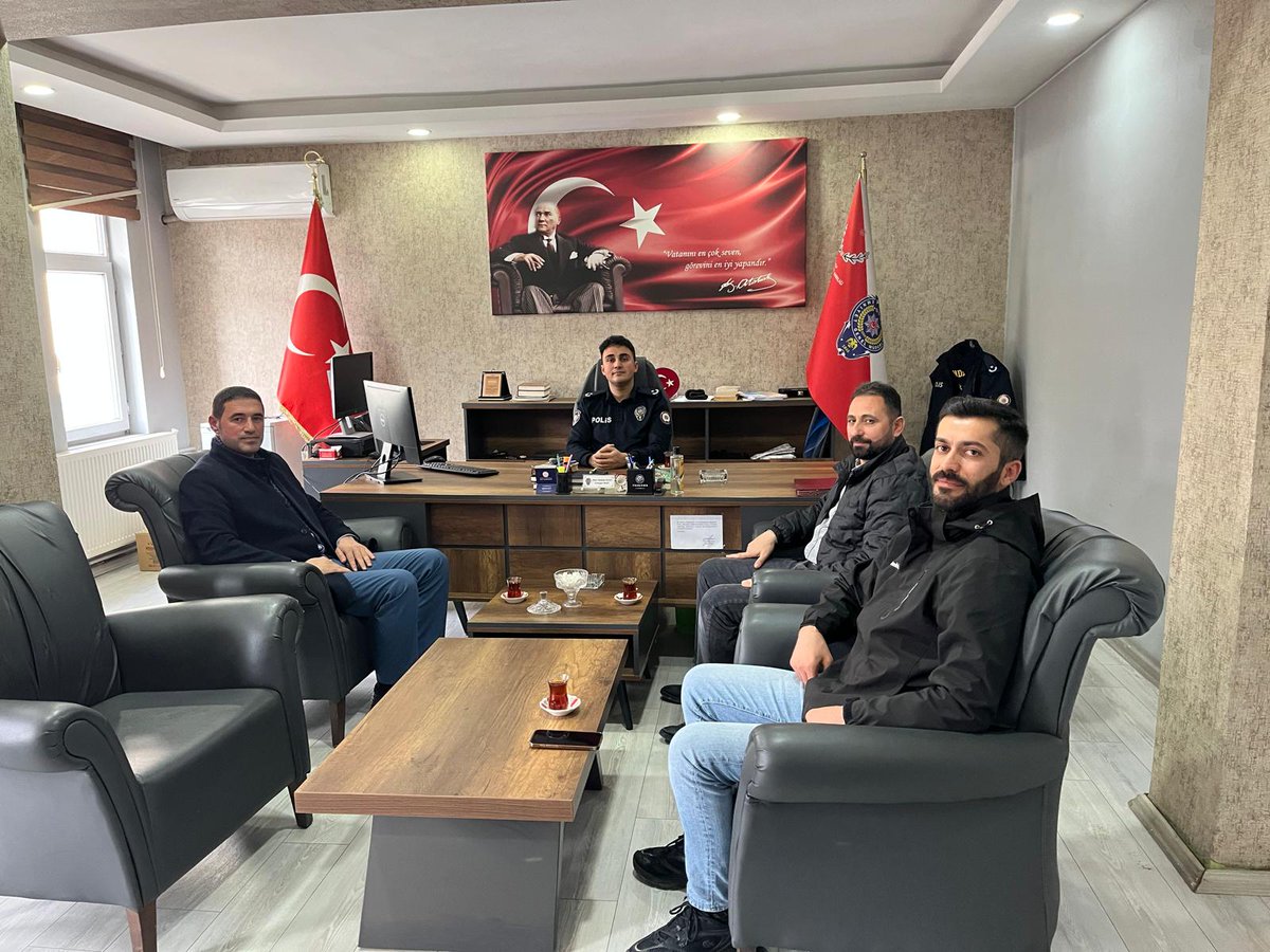 pasurlularDrng's tweet photo. Pasurlular Derneği olarak,ilçemizde artan uyuşturucu madde tehdidine karşı yürütülen çalışmalar kapsamında Kulp İlçe Emniyet Müdürü ile bir görüşme gerçekleştirilmiştir.

Toplumun huzuru ve gençlerimizin geleceği için uyuşturucuya karşı yürütülen mücadeleye desteğimiz sürecektir. https://t.co/ClFGwyx3QO