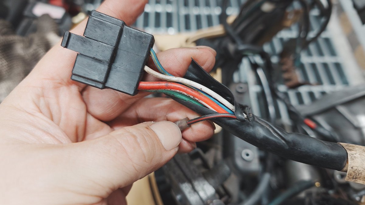 ジュリオ(規制後)とスーパーディオZX(規制前)でカプラーの配線数と色