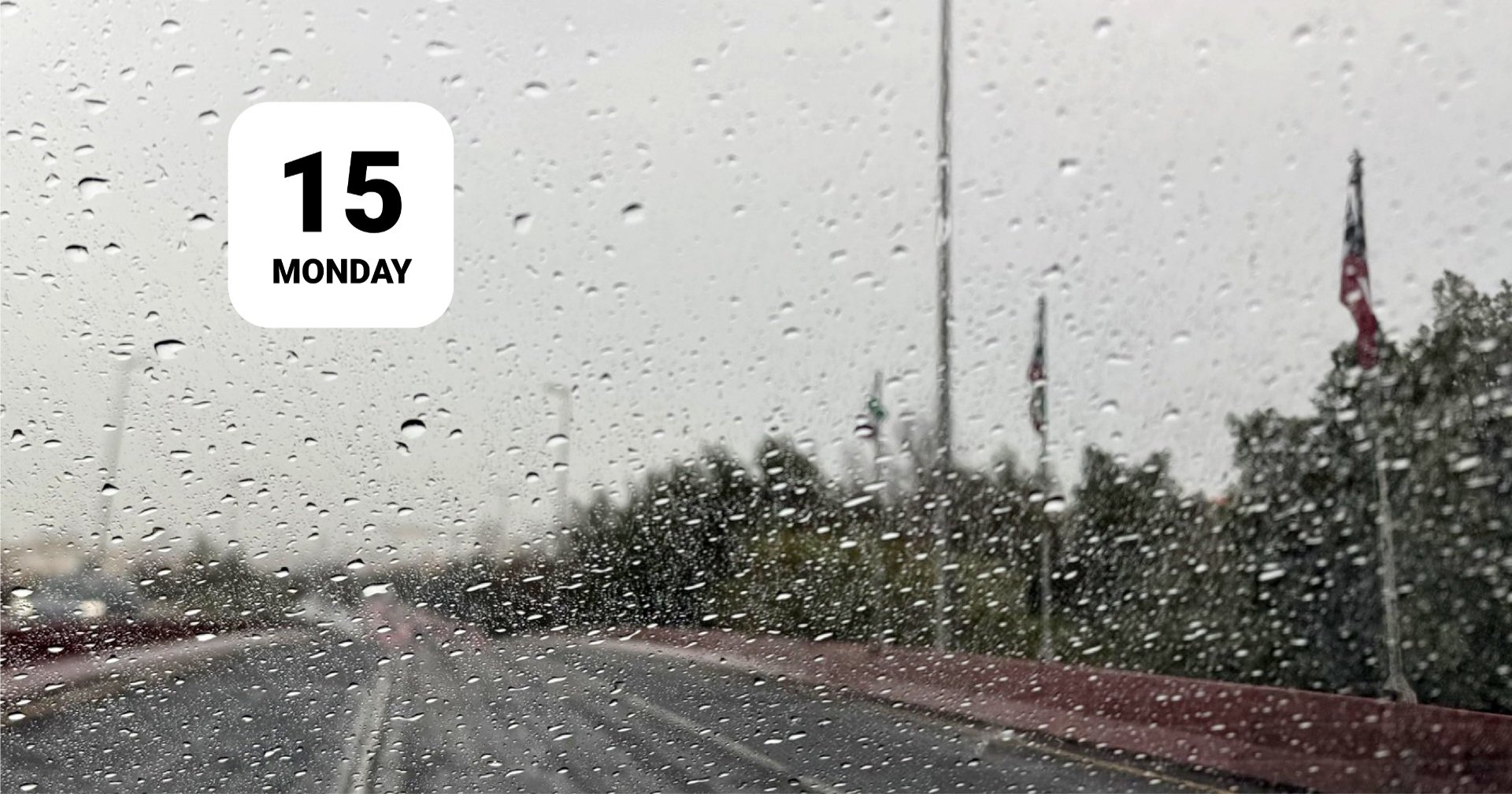 إدارة الأرصاد الجوية: من المتوقع وجود فرص لأمطار متفرقة اليوم وغدًا تكون رعدية أحيانًا ومتفاوتة ما بين خفيفة ومتوسطة. * ستعاود الهطول مساء الأربعاء والخميس المقبلين وتكون متوسطة الشدة وغزيرة على بعض المناطق خاصة الجنوبية والساحلية 