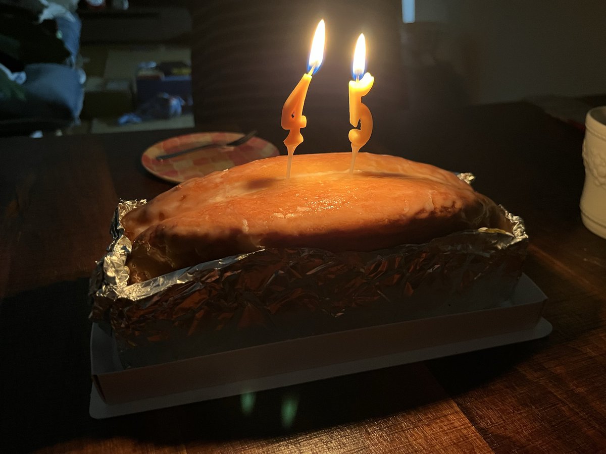 Y_Hayabuchi's tweet photo. 45歳の自分、初めまして。この一年もよろしく。

家族、友人、音楽仲間、教員仲間。いつも周りの人に支えてもらいながら40代半ばに突入。
ミュージシャン、小学校教師、一児の父、これからも無理しすぎず、楽しんで。

昨日のディナーからの今日もパウンドケーキ食べすぎて胃がグリングリンする 笑 https://t.co/5nB3wWQK6J