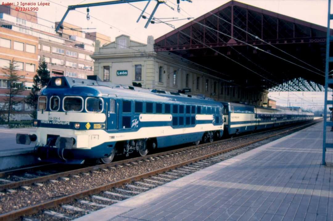 354-004 Virgen de Guadalupe con un Talgo Pendular en León 8 de diciembre de 1990 foto de J. Ignacio López #renfe #león #talgo #locomotora #ferrocarril #tren #train #trenni