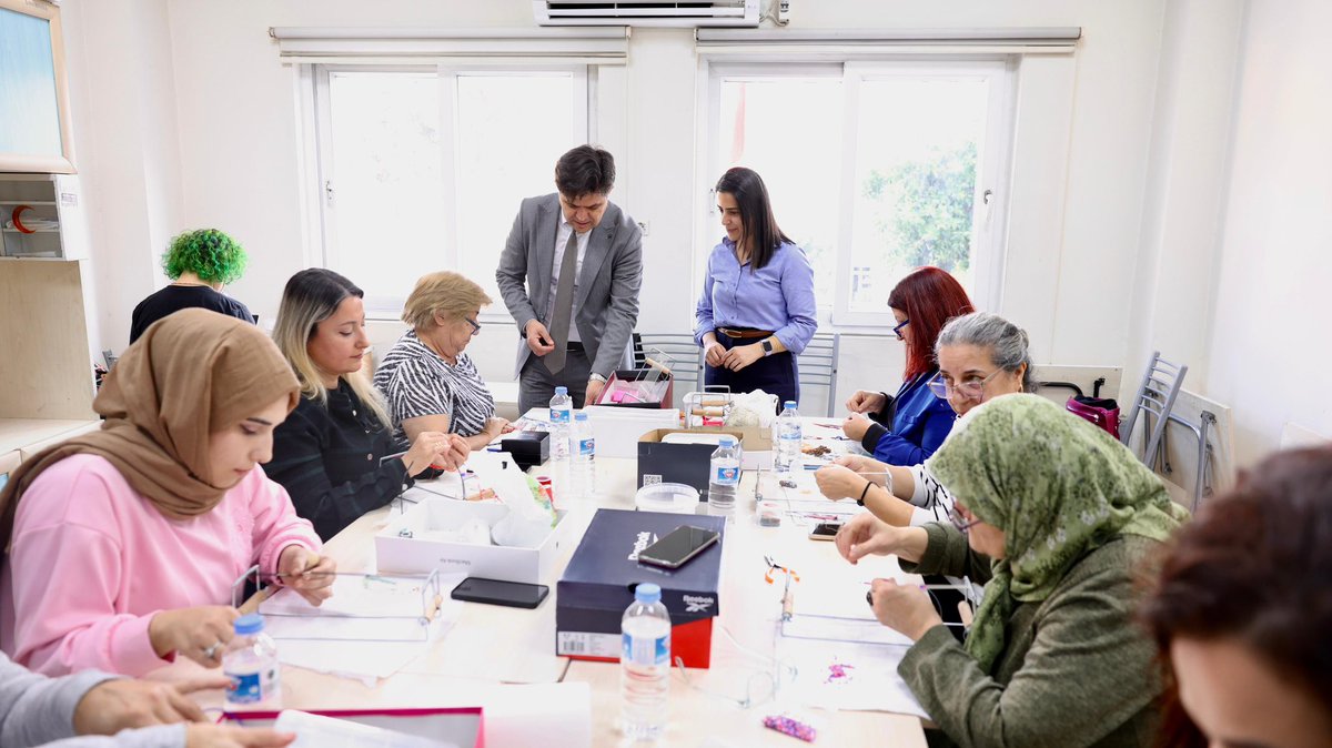 İl Millî Eğitim Müdürü Muhammed Özdemirci, hayat boyu öğrenme faaliyetlerinin önemli merkezlerinden biri olan 📍Akdeniz Halk Eğitimi Merkezini ziyaret ederek burada devam eden kurslardaki çalışmalar hakkında bilgi aldı ve kursiyerlerle bir araya geldi. 💫