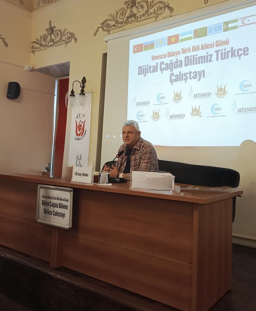 “DİJİTAL ÇAĞDA DİLİMİZ TÜRKÇE” ÇALIŞTAYINA KATILDIM VE ÖZETLE ŞÖYLE BIR SUNUM YAPTIM

Bugün dijital çağdan söz ederken genellikle hızdan, teknolojiden, yapay zekâdan bahsediyoruz. Ama çok az konuştuğumuz bir mesele var: Bu çağda biz hangi dille düşünüyoruz?

Çünkü dil sadece