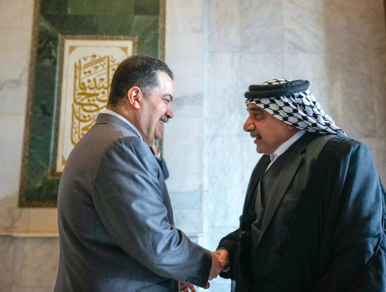 رئيس الوزراء العراقي الأسبق عادل عبد المهدي يلتقي السوداني بزيّه العربي التقليدي مؤكدين "الالتزام بالتوقيتات الدستورية لإكمال الاستحقاقات الانتخابية" 