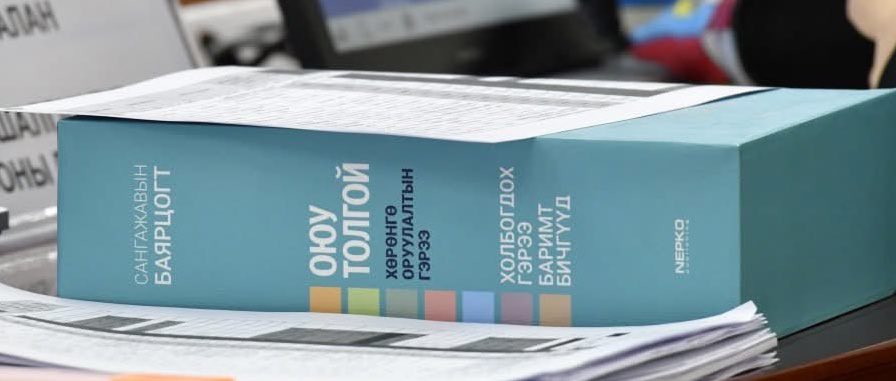 ЗГ-ын номыг Баярцогтын нэр тавиад Баабарын непко хэвлэцэн ч байх шиг. Эднүүс бүүр бүх нүх сүвээрээ баракуддаг тэ 😂🙈🙈🙈