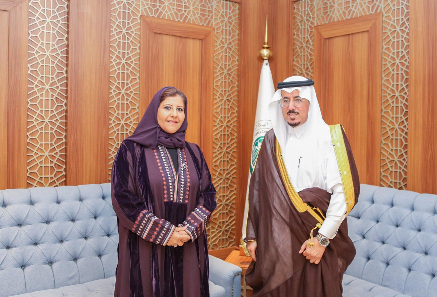 مساعد وزير الخارجية لشؤون حقوق الإنسان السفيرة الشيخة جواهر الصباح تلتقي المدير التنفيذي لهيئة حقوق الإنسان بـ «التعاون الإسلامي» د.هادي اليامي. بحثا أوجه التعاون بين الجانبين في مقر المنظمة بمدينة جدة 