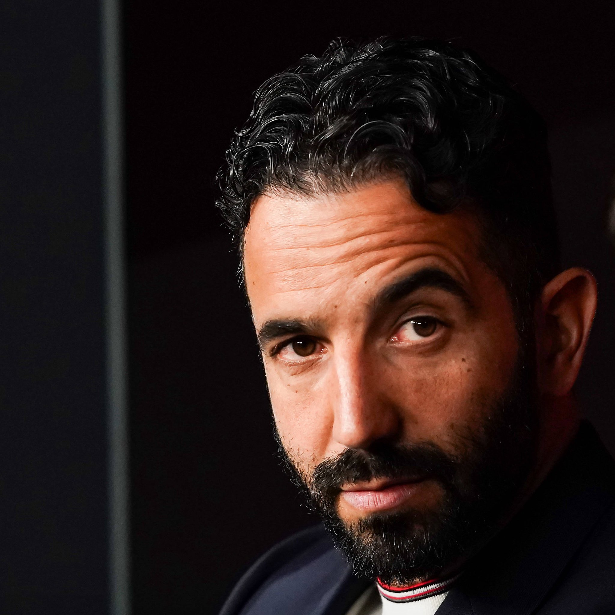 ذا أثليتك | من المتوقع أن يقوم روبن أموريم بـ تغيير طريقة اللعب إلى 4-3-3 بدلًا من أسلوبه المعروف 3-4-2-1.. وقد أبلغ اللاعبين قبل مواجهة وولفرهامبتون أن هذا التغيير سيأتي بسبب غياب بعض اللاعبين للمشاركة في كأس أمم أفريقيا، حيث تدرب الفريق هذا الأسبوع على طريقة 4-3-3 