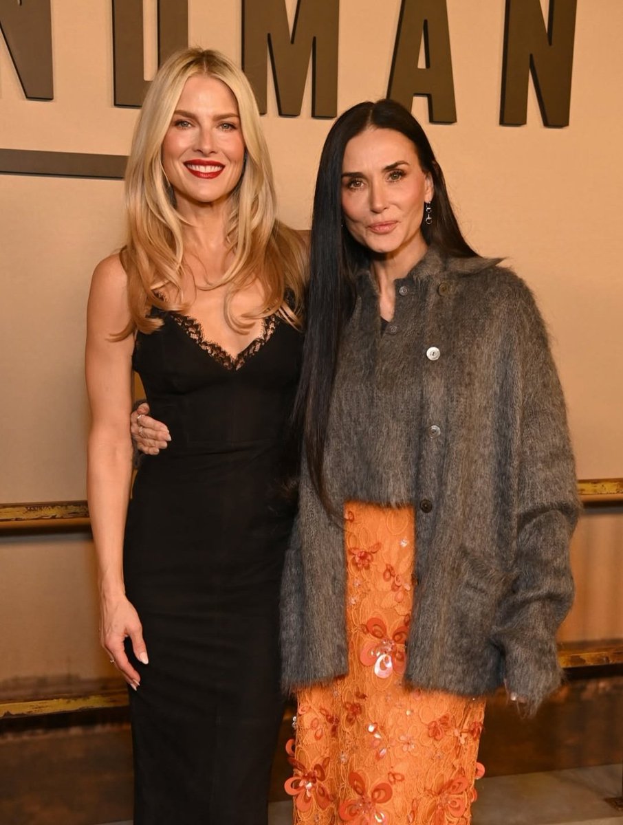 JuanmadelaPoza's tweet image. #AliLarter, con un vestido de gamuza inspirado en lencería de #AlexPerry, y #DemiMoore, con un conjunto texturizado de #Gucci de la colección otoño-invierno 2025-2026, asistieron al evento #LandmanS2FYC, celebrado el 13 de diciembre de 2025 en #Hollywood, Los Ángeles, California.