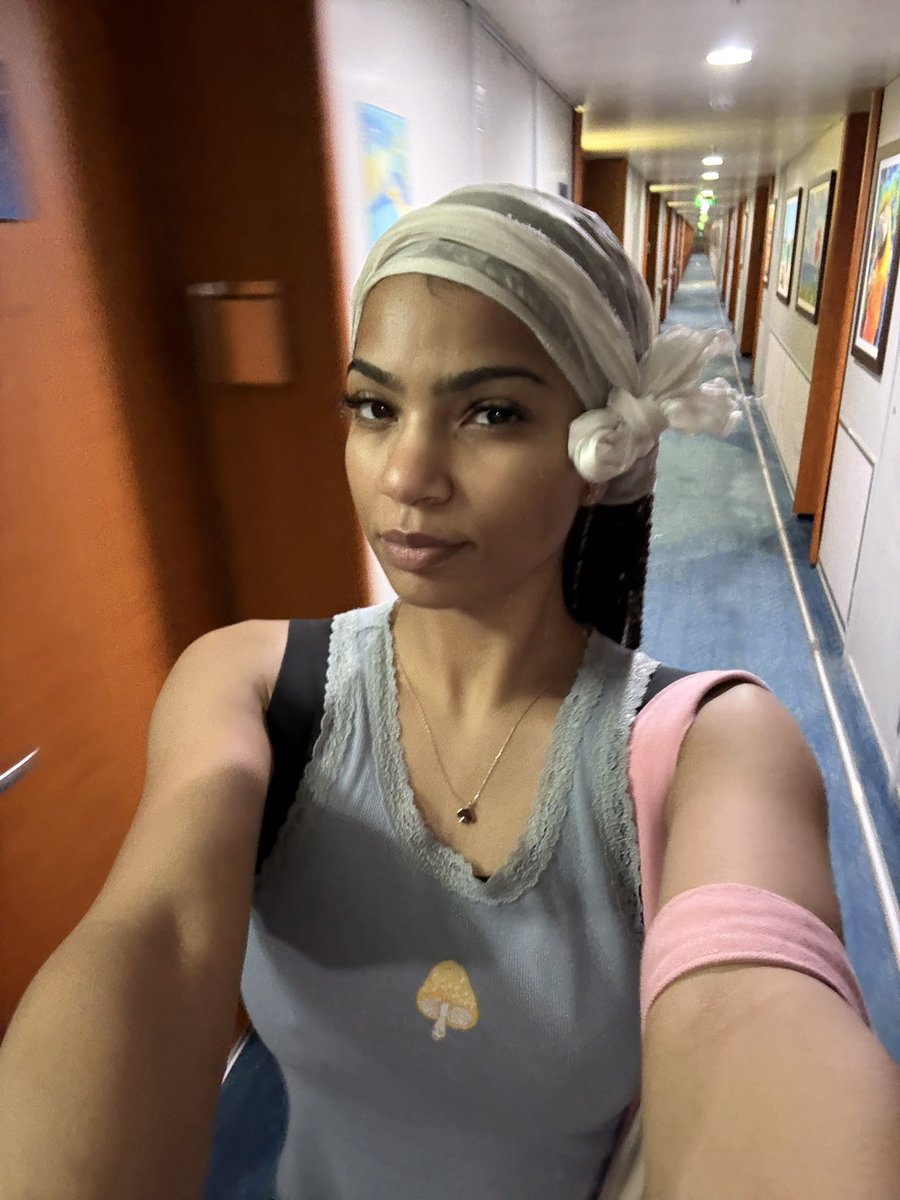 amrieulo's tweet image. me &amp;amp; tha ocean 
kissing in the sea