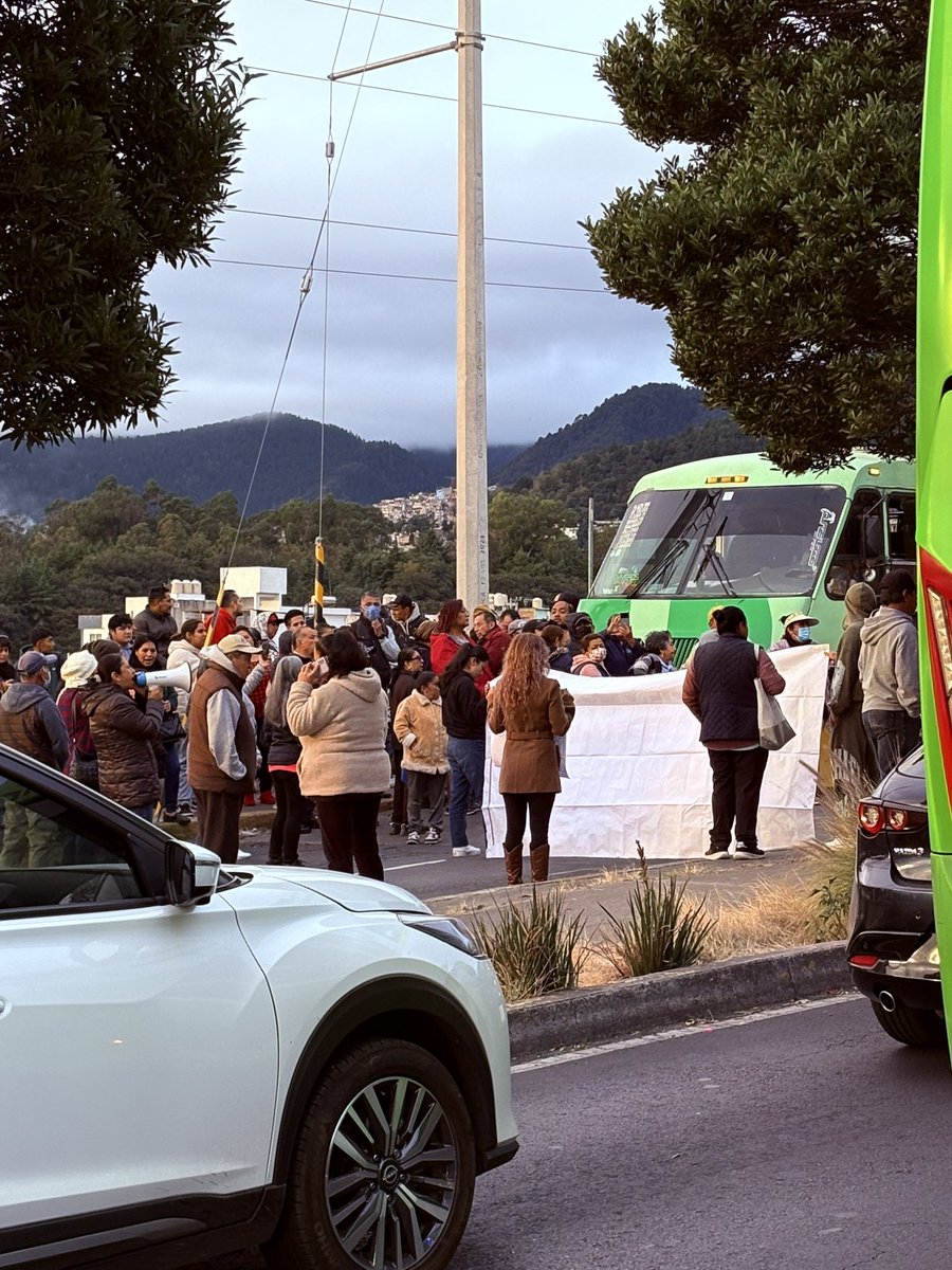 sandriux_cb's tweet photo. Bloqueo en Av. de las Torres a la altura de la Supervía Poniente, alcaldía Álvaro Obregón https://t.co/4eLPEUT2kK